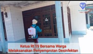 Ketua Rt 19 Bersama Warga Melaksanakan Penyemprotan Desinfektan Ke Rumah-Rumah Warga
