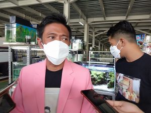 DPP Gencar Indonesia dan Kadinsos Sumsel Bagikan Beras Ke Pedagang Pasar Ikan Hias Modern Palembang