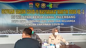 Masyarakat Serbu Vaksinasi Dosis Ke-2 Yang diadakan di BK Lanal Palembang.