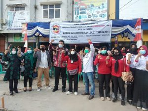 Kepala Dinsos Provinsi Sumsel Mirwansyah SKM MKM Menyalurkan Bantuan Beras Dari Gubernur Sumsel yang Terdampak PPKM Kepada DPD Jaringan Pendamping Kebijakan Pembangunan (JPKP) Palembang