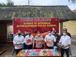 Oknum Polri Jadi Pengelola Arena Judi Sabung Ayam