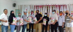 Kapolda Sumsel Melalui KONI Kota Palembang Berikan  Bantuan Beras Untuk Pengkot PGSI