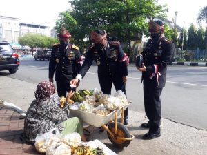 Aksi Borong Makanan Pedangang Kaki Lima Oleh Wakapolda, PJU Polda Sumsel.