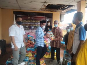 LSM SCW Salurkan Beras dari Polda Sumsel Kepada Warga Yang Terdampak Covid-19