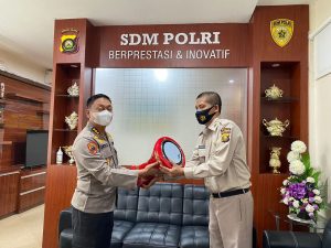 Karo Sdm Polda Sumsel Serahkan Seperangkat Peralatan Hadroh Kepada Ketua Masjid Al-Huda