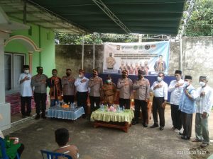Pembagian Beras Oleh Kapolda Sumatera Selatan Bersama Ikatan Bujang Gadis Protokol Kesehatan Kepada Warga Babul Ihsan