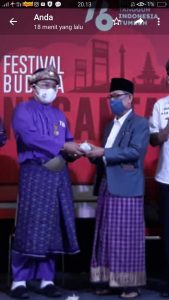 Budayawan Mang Amin (RM Ali Hanafia) menyerahkan “basi” atau mangkuk Srikayo kepada SMB IV Jayo Wikramo RM Fauwaz Diraja