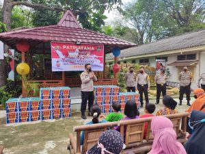 Kapolsek Plaju Distribusikan Bansos Alumni Akpol 95 Patriatama Ke Masyarakat