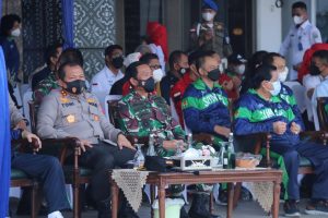 Kapolda Sumsel Nendampingi Gubernur HD Melepas Kontingen PON Sumsel