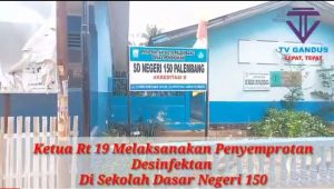 Ketua Rt 19 Melaksanakan Penyemprotan Desinfektan  Di Sekolah Dasar Negeri 150 Palembang