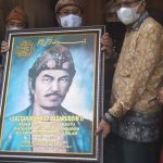 Wakil Gubernur SumSel Terima Tanjak Palembang dan  Lukisan SMB II  dari SMB IV Seusai Buka  Seguntang Fest 2021