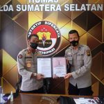 AIPDA MUHAMMAD ALIUDIN, SH PERSONIL BID HUMAS POLDA SUMSEL MENDAPAT SERTIFIKAT PENGHARGAAN 1.000 POLISI BAIK INDONESIA DARI PPWI