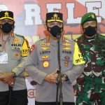 Tinjau Vaksinasi Serentak di 34 Provinsi, Kapolri: Lebih Baik Kumpul Keluarga di Rumah saat Tahun Baru