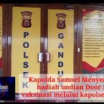 Kapolda Sumsel Menyerahkan  Hadiah Undian Door Prize  Vaksinasi Melalui Kapolsek Gandus