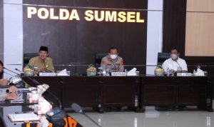 Kapolda Sumsel Mengajak Masyarakat Agar Menjaga Anak Sungai Musi, Tidak Membuang Sampah Di Sungai Menjadikan Kampung Tangguh