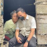 Akbar Alfaro Sambangi Mak Unah, Lansia di Kalidoni Yang Rumahnya Menyatu Dengan Kandang Ayam