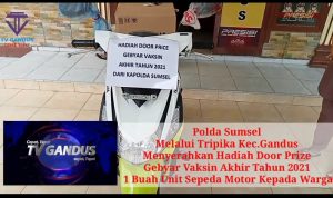 Polda Sumsel Melalui Tripika Kec.Gandus Menyerahkan Hadiah Door Prize Gebyar Vaksin Akhir Tahun 2021 1 Buah Unit Sepeda Motor Kepada Warga
