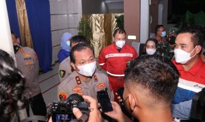 Kapolda Sumsel Tinjau Vaksinasi Massal Serentak Indonesia Di Gedung Ogan RU III PT. Pertamina Plaju Palembang