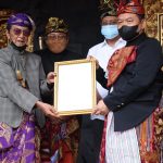 Kasad Terima Gelar Adat Sasak Prawireng Jayeng Bhuwane