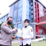 Kapolda Sumsel Bagikan Beras Kepada 260 PHL Polda Sumsel