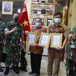 Kadislitbangad Serahkan Sertifikat Hasil Verifikasi Perpanjangan Sertifikat Thermal Weapon