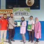 Aipda Muuhammad Aliudin, SH memberikan Al-Qur’An pads TPQ SD Negeri 14 Palembang
