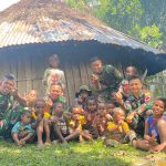 Wujud Kasih Sayang Pada Anak-Anak, Ini Yang Dilakukan Oleh Satgas Pamtas Yonif Raider 142/KJ