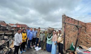 Bentuk Kepedulian, M.Yansuri, S.IP Berikan Bantuan Kepada Korban Kebakaran  Batu Ampar Kelurahan 1 Ilir