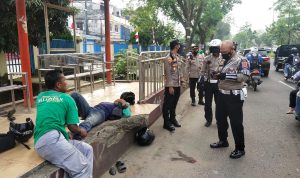 Gerak Cepat, Kapolsek Kalidoni Bantu Korban Kecelakaan Depan SMA Kumbang