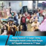 Karang Taruna RT 19 Sungai Tenang Membagikan Hadiah Lomba Dalam Rangka HUT Republik Indonesia ke 77 Tahun