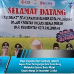 Wakil Walikota Kota Palembang Bersama  Kepala Dinas Perdagangan Kota Palembang Melakukan Operasi Beras Murah Kepada Warga Se Kecamatan Gandus