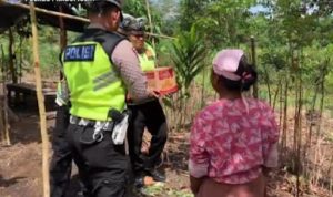 Peduli Sesama, Satlantas Polres Prabumulih Berikan Bansos Ke Nenek Royana