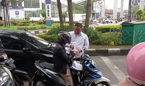 Peduli Sesama, Direktorat Intelkam Polda Sumsel Berbagi Takjil Untuk Warga