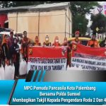 MPC Pemuda Pancasila Kota Palembang Bersama Polda Sumsel Membagikan Takjil Kepada Pengendara Roda 2 Dan 4