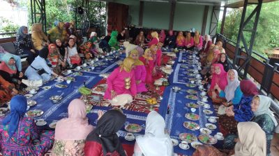 Tradisi Kambangan dan Makanan Khas Palembang Dikenalkan Di Arisan Ibu-Ibu Komplek Top 100 Rt 62, Jakabaring