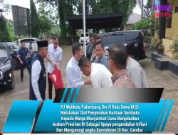 PJ Walikota Palembang Drs H Ratu Dewa M.Si Melakukan Giat Penyerahan Bantuan Sembako Kepada Warga Masyarakat Guna Menjalankan Arahan Presiden RI Sebagai Upaya pengendalian Inflasi Dan Mengurangi angka Kemiskinan Di Kec.Gandus