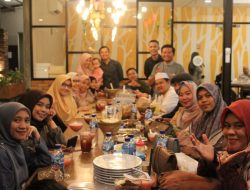 Jalin Kebersamaan Keluarga Besar SMP Islam Az-Zahrah 2 Palembang Gelar Buka Puasa Bersama.