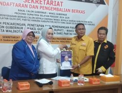 Holda Resmi Kembalikan Formulir Pencalonan di Partai Hanura Sumsel