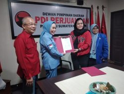 Holda Kembalikan Formulir Pendaftaran Balongub di DPD PDI Perjuangan Sumsel