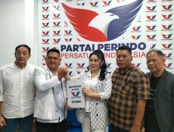 Candra Wahyudi Menerima Fitriana/ Pingky Mengambil  Berkas Pendaftaran Bacawako Palembang di kantor DPD Perindo Kota Palembang