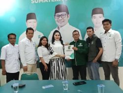 Fitriana SH ( Pingky) mengembalikan Berkas Formulir Pendaftaran Calon Walikota Palembang Di DPC Partai PKB Kota Palembang