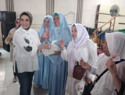 Anita Noeringhati Bagikan 300 Paket  Sembako Untuk Program Tebus Murah Untuk Masyarakat 7 Ulu