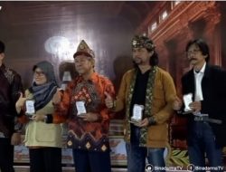 Vebri Al Lintani Terima Bidar Sritures Award 2026, Dedikasi Budaya Sumsel Diapresiasi Universitas Bina Darma