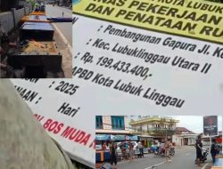 Gapura Roboh Diseret Truk Bermuatan Kerupuk