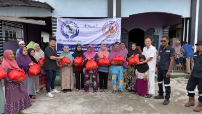 Peringati Isra Mi’raj, CV Bumi Bangka dan CV Trisula Tin Didampingi PT Timah Salurkan 250 Paket Sembako Untuk Warga Batu Belubang