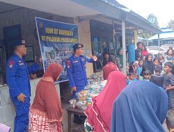 Dekat Dengan Warga Perairan, Ditpolairud Polda Sumsel Bagikan Takjil.