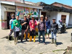 Sekcam Gandus Bersama Warga RW 03 dan Satgas Dinas PUPR Kota Palembang Melakukan Gotong Royong
