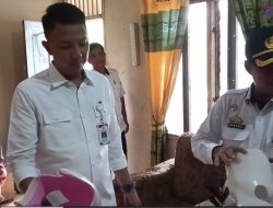Jufriansyah Camat Gandus Mengunjungi Anak Warga Penderita Skoliosis
