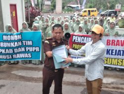 Ibu-Ibu Pengajian dan MMK Sumsel Datangi Kejati, Minta Dugaan Ketidakadilan Pencairan Dana Proyek di Musi Rawas Diusut