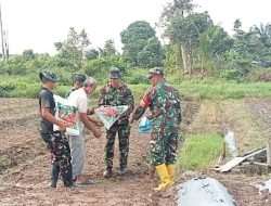 Satgas TMMD Ke-129 Kodim 0418/Palembang Bagikan Bibit Sayuran dan Pupuk Kepada Warga